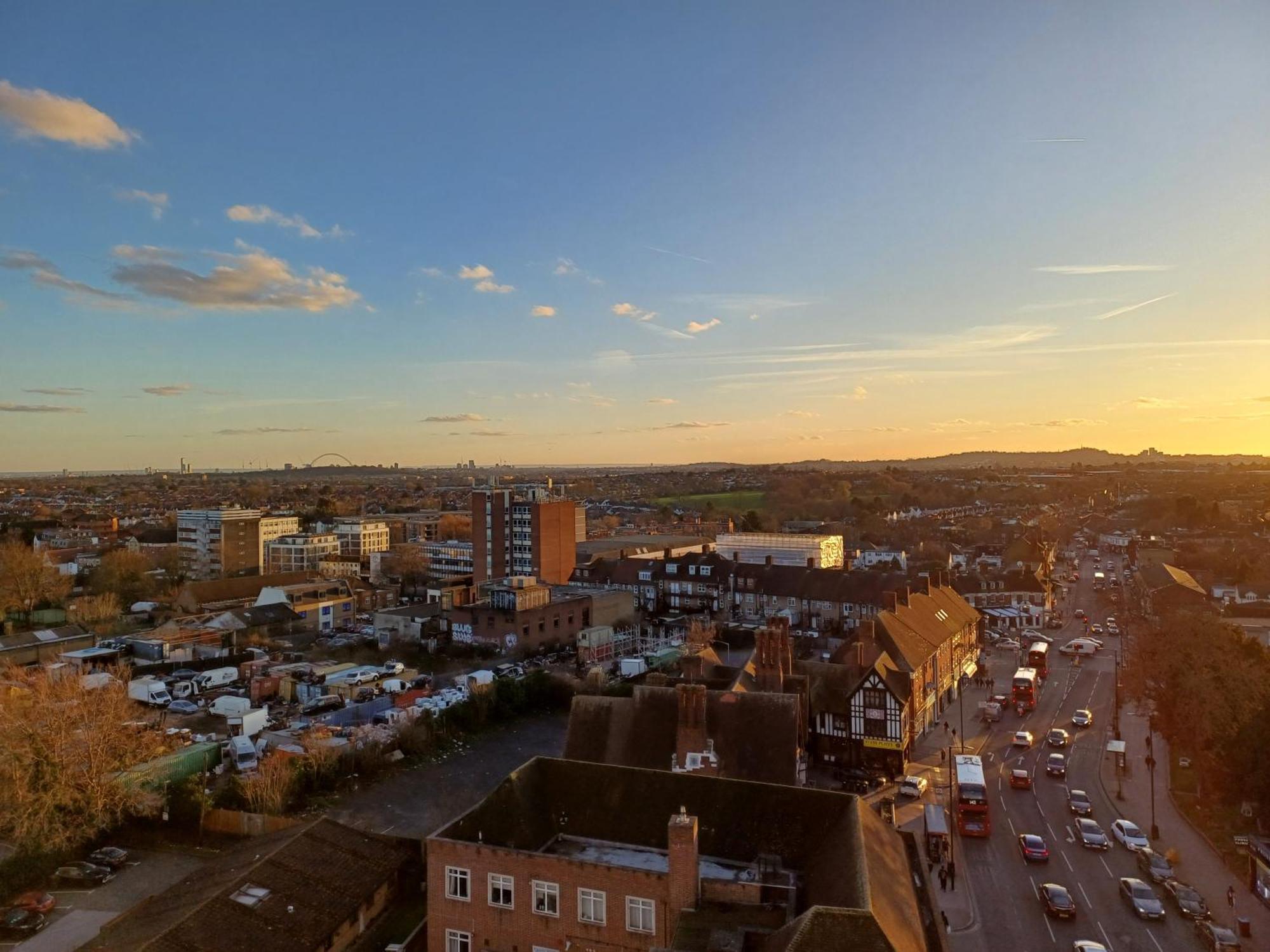 Luxury Apartment With Stunning Views On 10Th Floor Edgware Kültér fotó